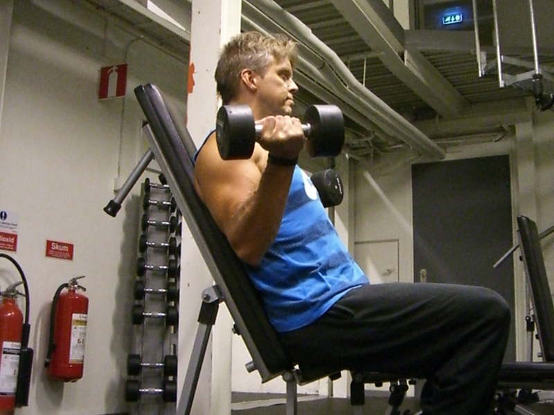 Slutläge - Sittande hantelcurl special. Övning för yttre biceps